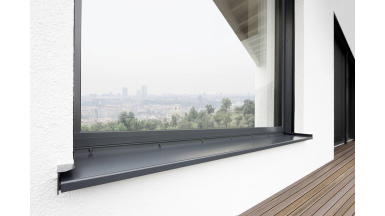 robuste, pulverbeschichtete Lösung für Fenster und Mauerabdeckungen.